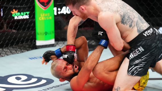 Deiveson Figueiredo é atingido no rosto por Cory Sandhagen no UFC